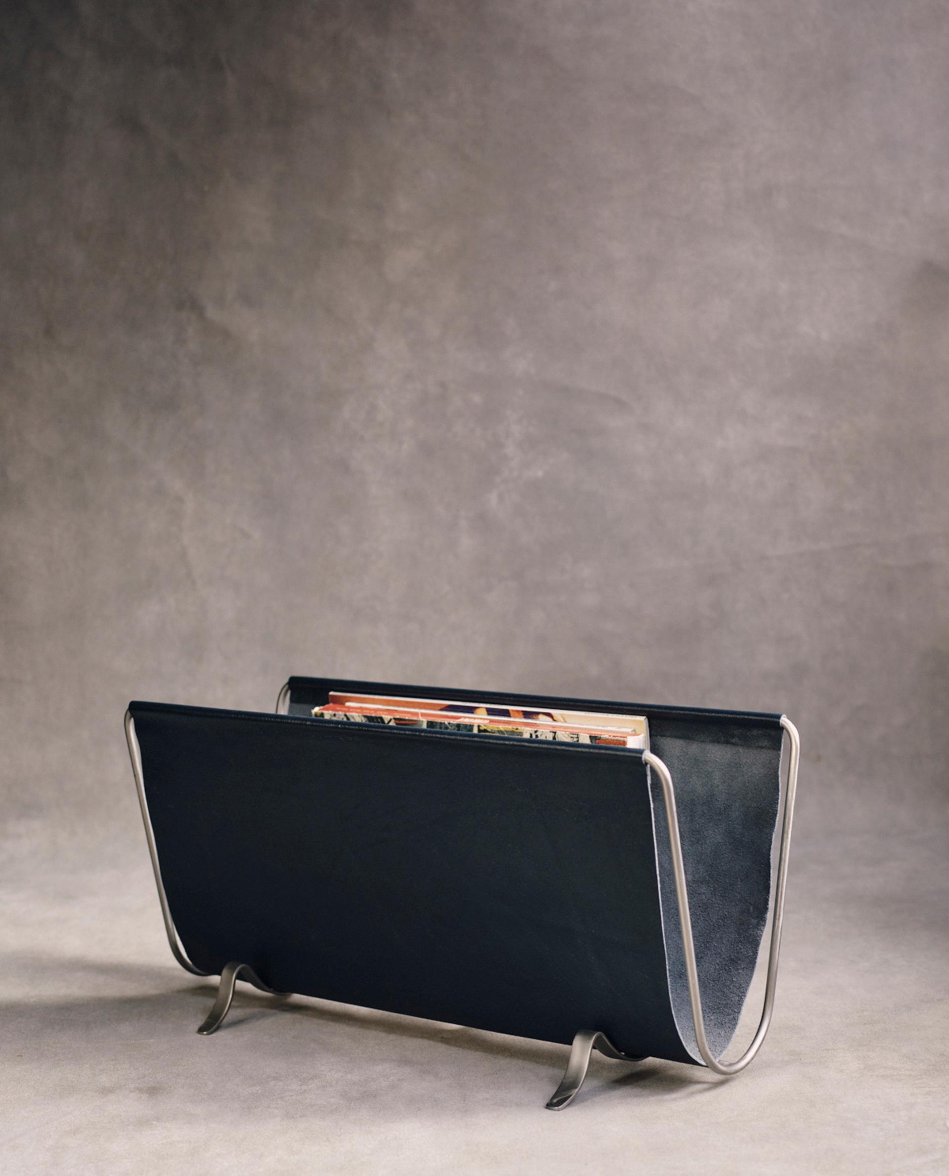 LEATHER MAGAZINE RACK WITH METAL STRUCTURE