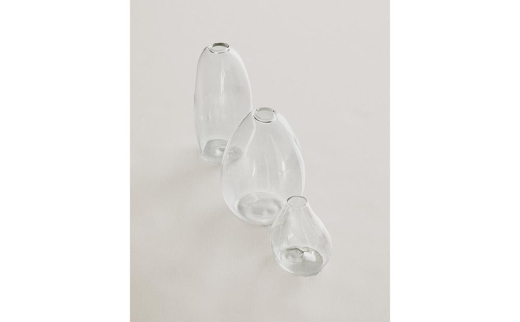 MALÁ NEPRAVIDELNÁ SKLENENÁ VÁZA