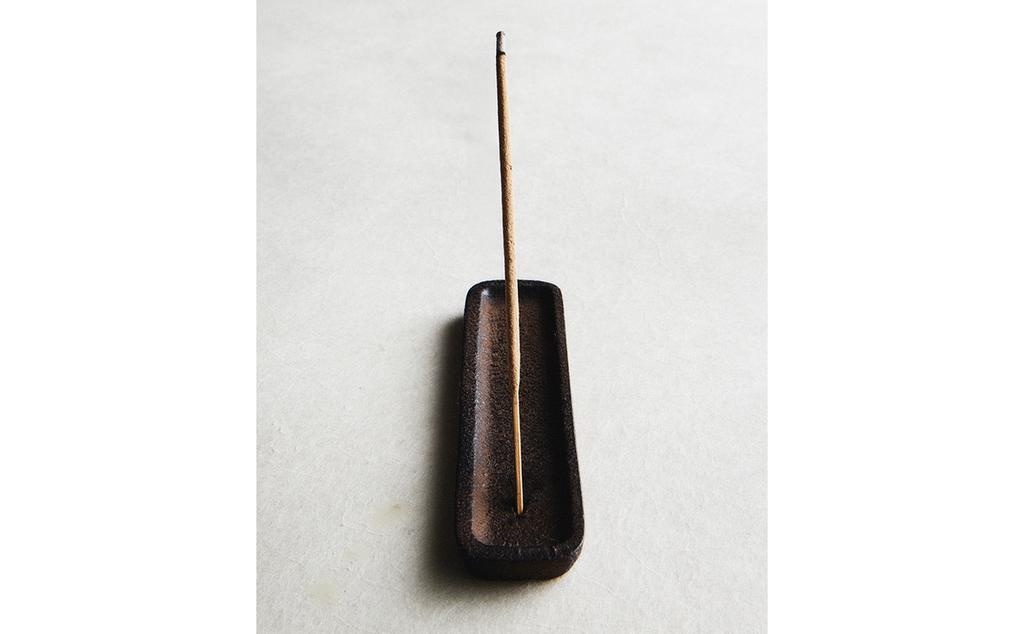INCENSE BURNER WITH METAL TRAY
