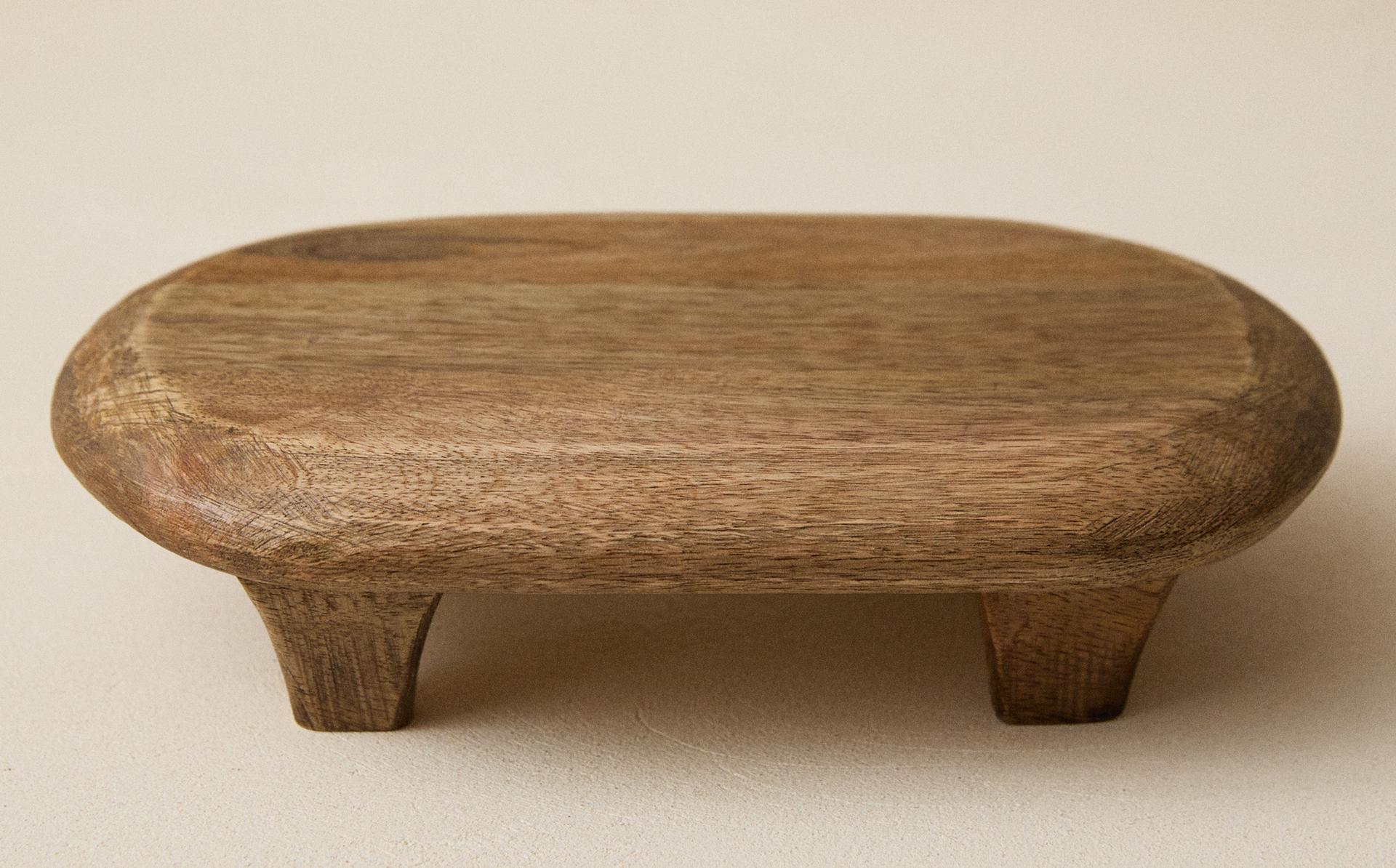 WOODEN CHOPPING BOARD WITH LEGS