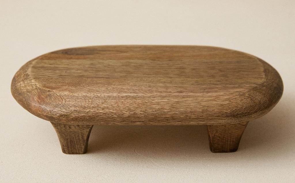 HOLZSCHNEIDEBRETT MIT FÜSSEN HOLZSCHNEIDEBRETT MIT FÜSSEN