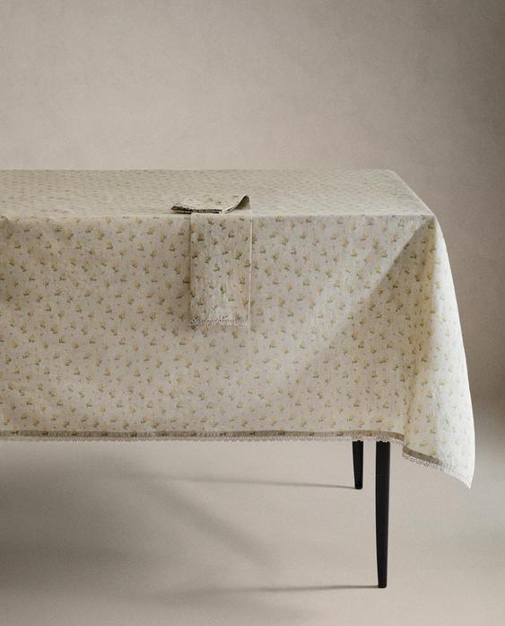 WILDFLOWER TABLECLOTH WITH LACE TRIM WILDFLOWER TABLECLOTH WITH LACE TRIM