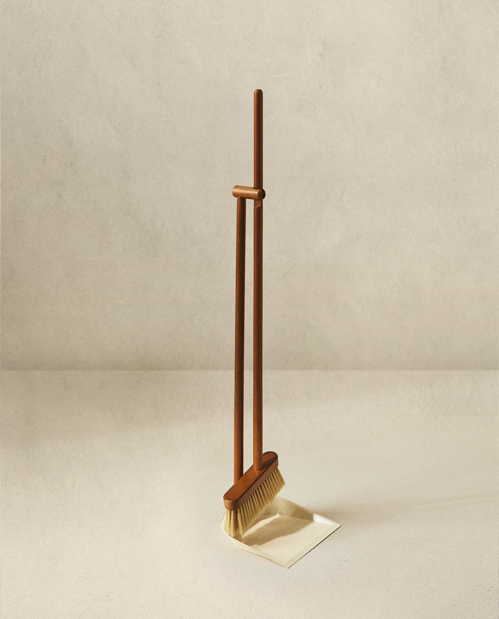 WOODEN DUSTPAN AND BRUSH SET