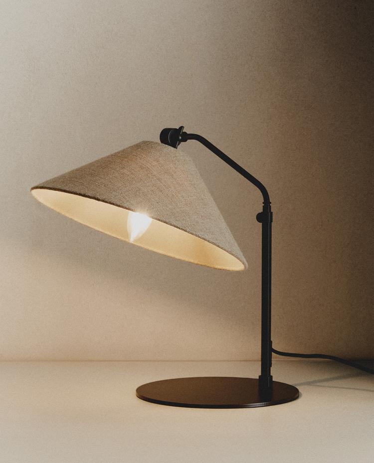 TABLE LAMP WITH METAL BASE