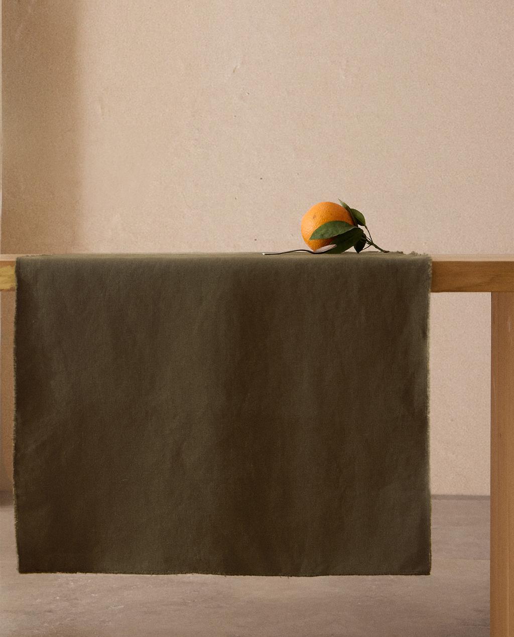 TABLE RUNNER 01 TABLE RUNNER 01