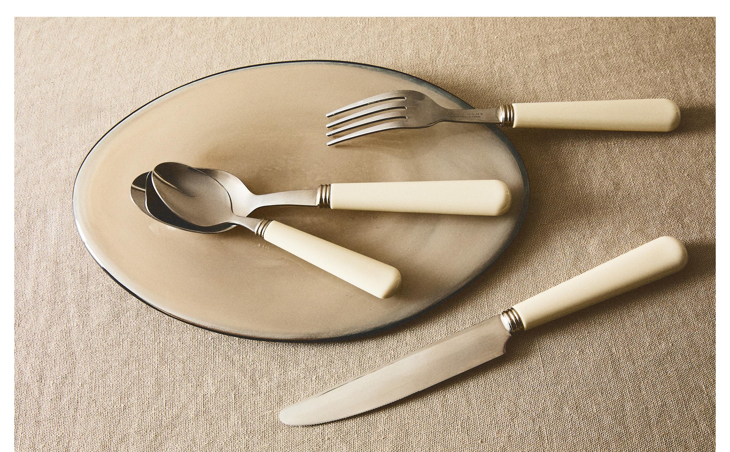 CUTLERY SET WITH HANDLE DETAIL