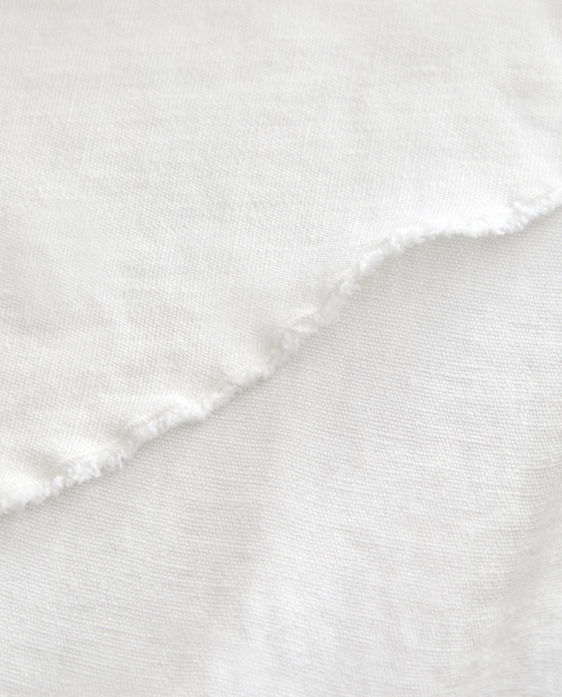 TABLECLOTH, JUG AND BONE CHINA DINNER SET product thumbnail 4