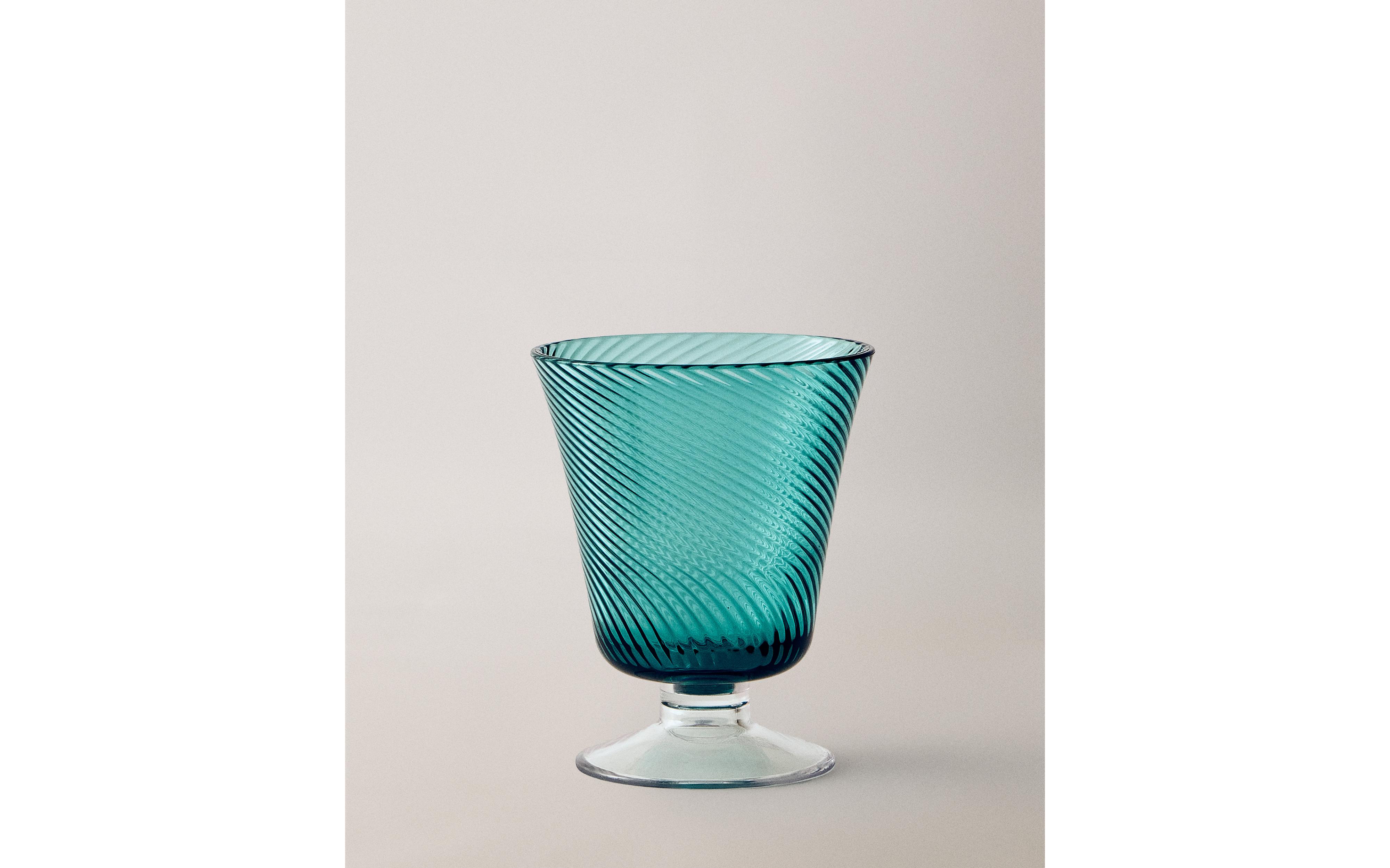 ACRYLIC WINE GLASS WITH LINEAR DESIGN product thumbnail 2