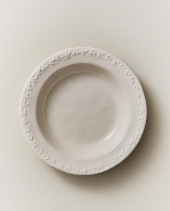 طبق عميق خزفي بحافة بتصميم بارز