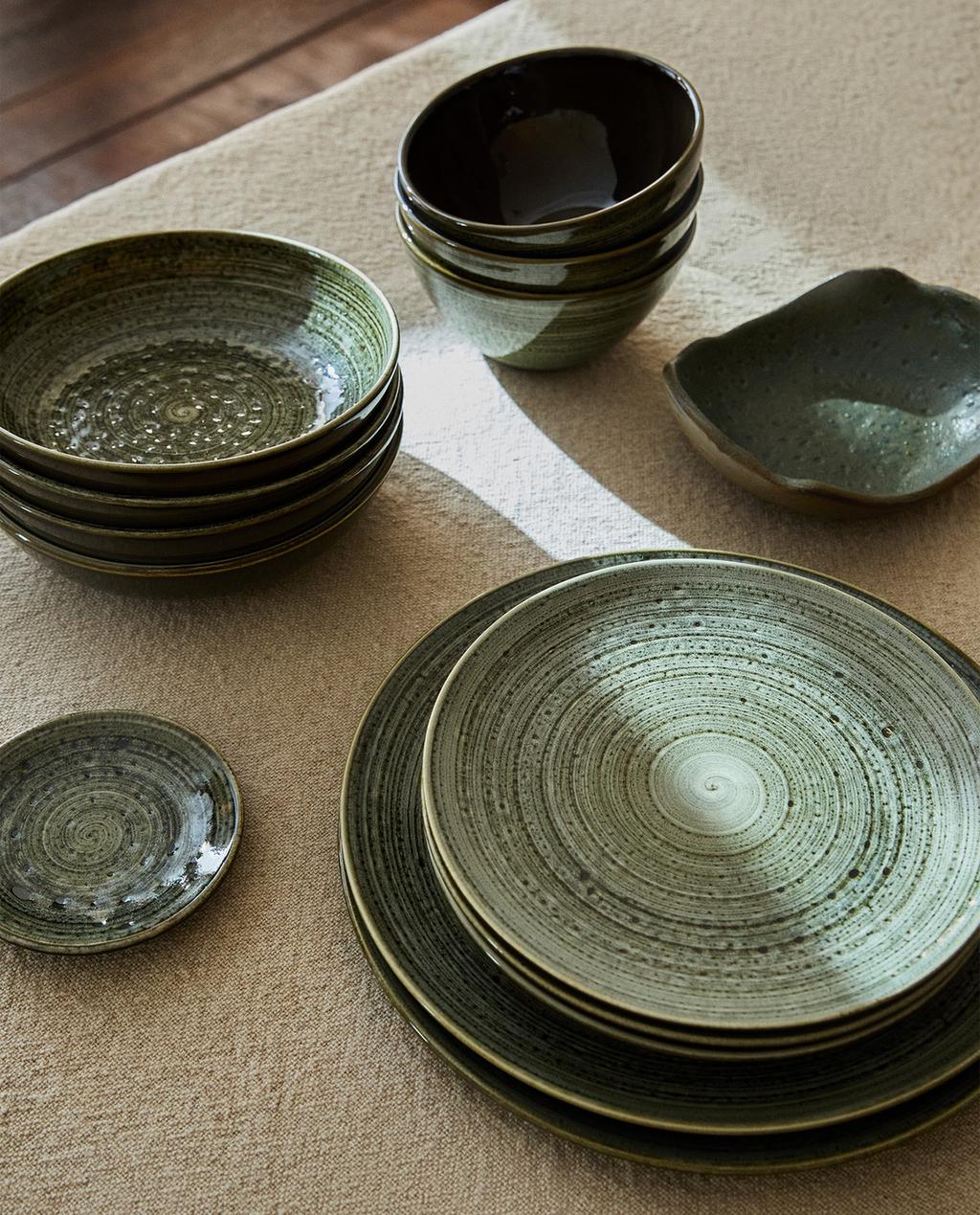 EARTHENWARE TABLEWARE WITH A RAISED DESIGN