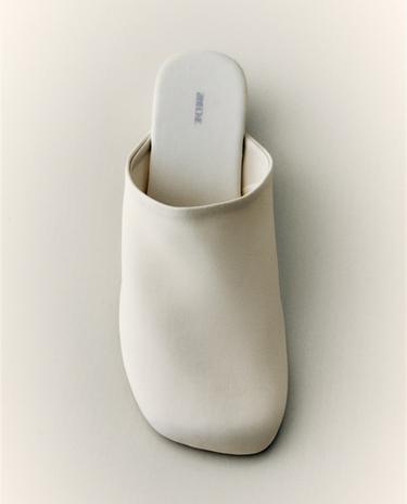 HÖGKLACKADE MULES I SATÄNG