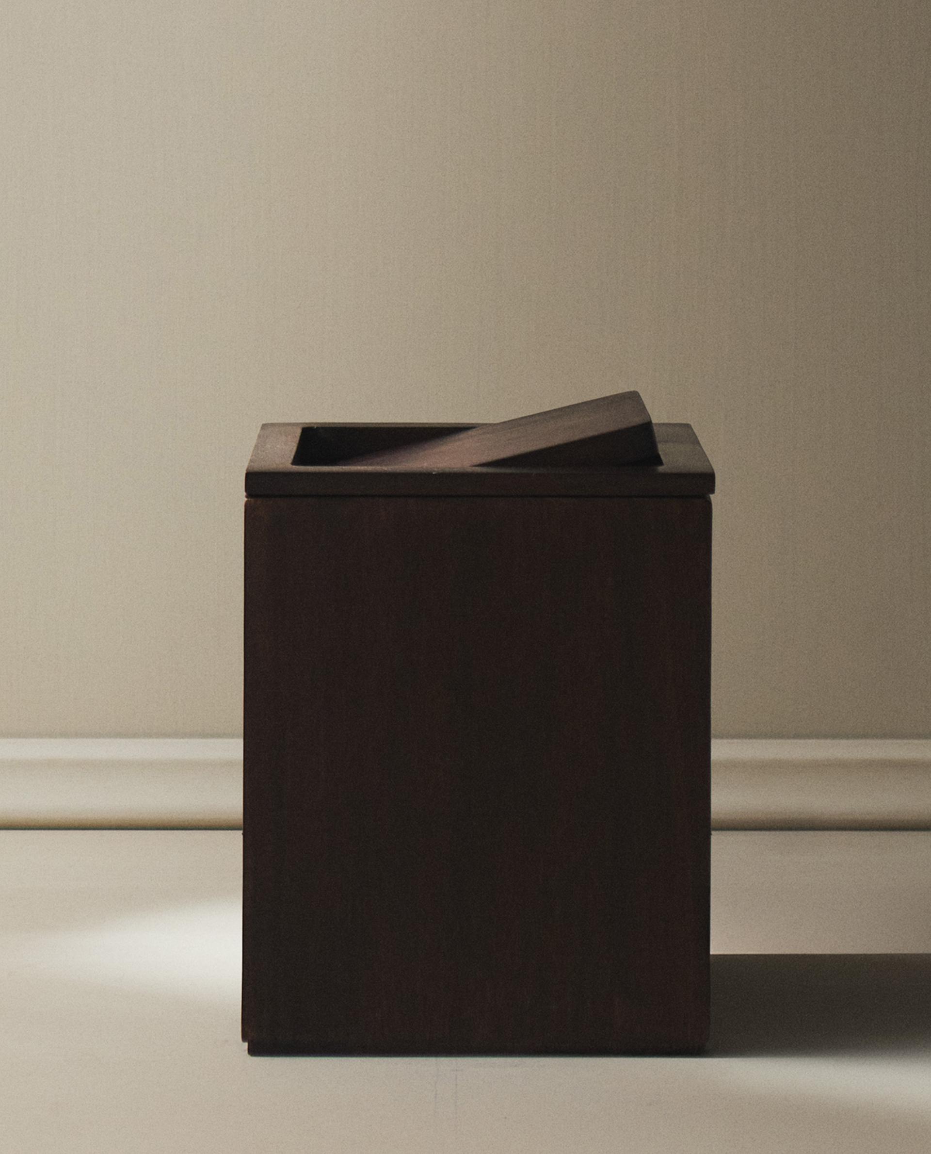 سلة حمام خشبية داكنة مربعة سلة حمام خشبية داكنة مربعة