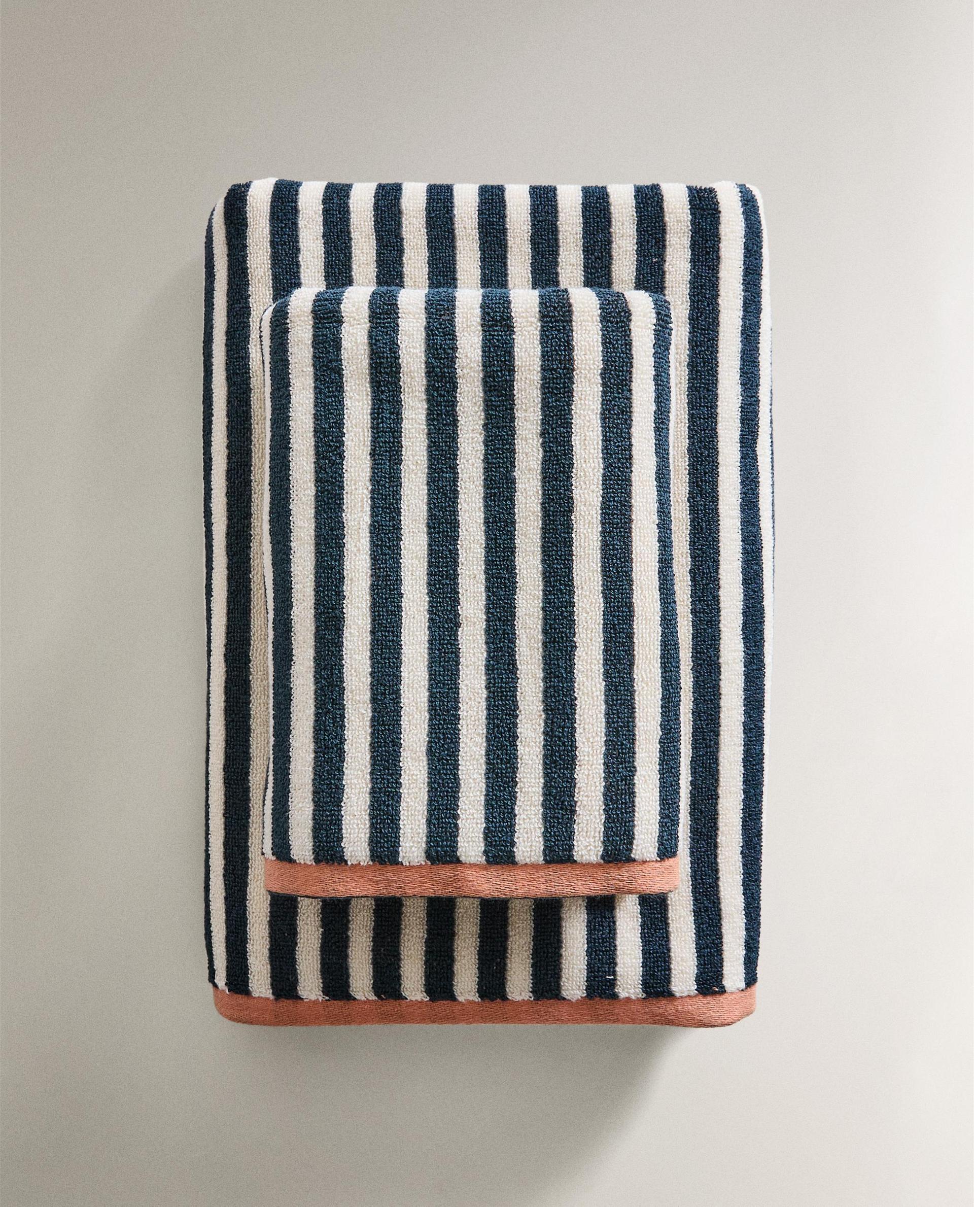 KIDS' REVERSIBLE STRIPED BATH TOWEL KIDS' REVERSIBLE STRIPED BATH TOWEL