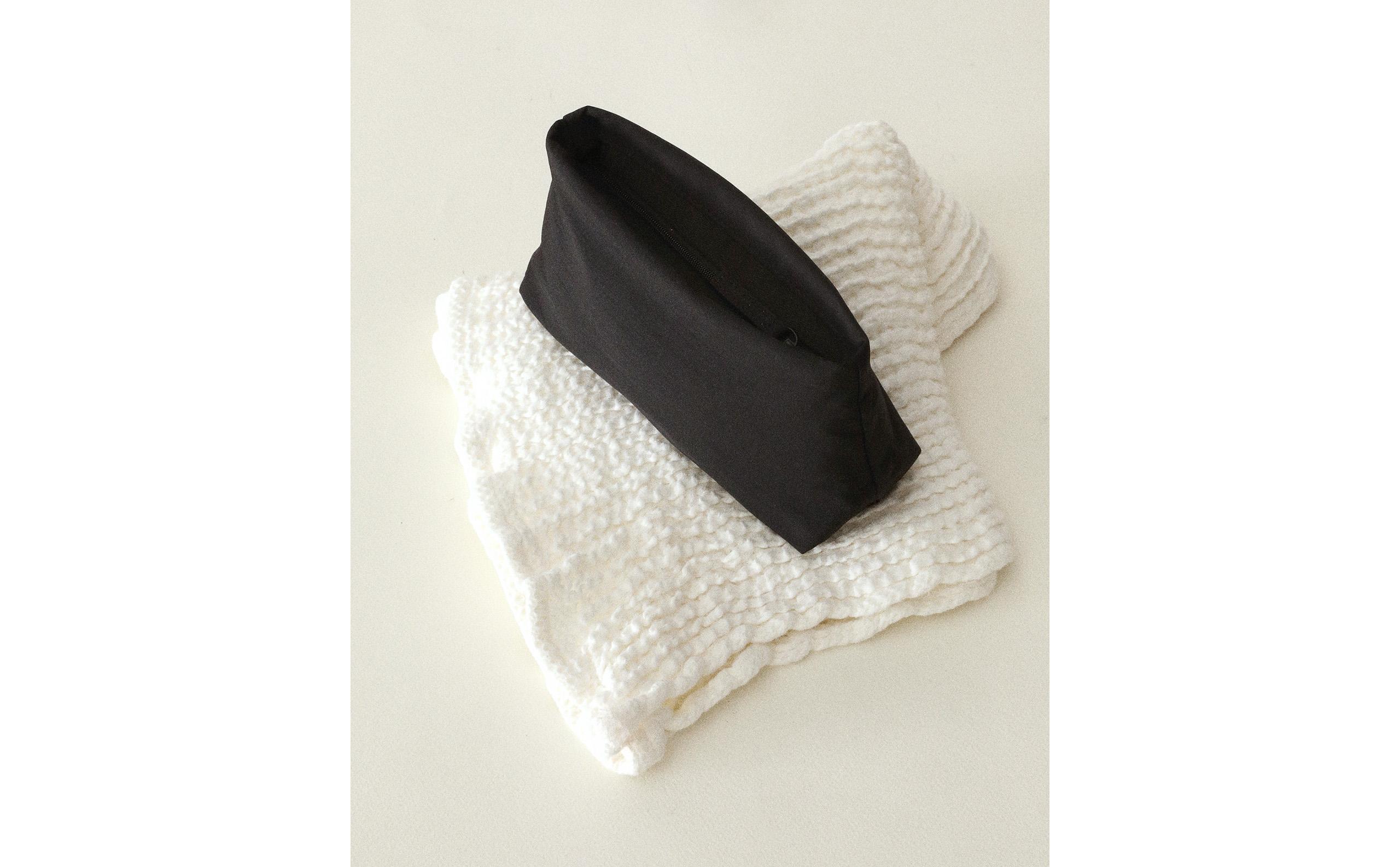 MEDIUM TECHNICAL FABRIC WASH BAG product thumbnail 5