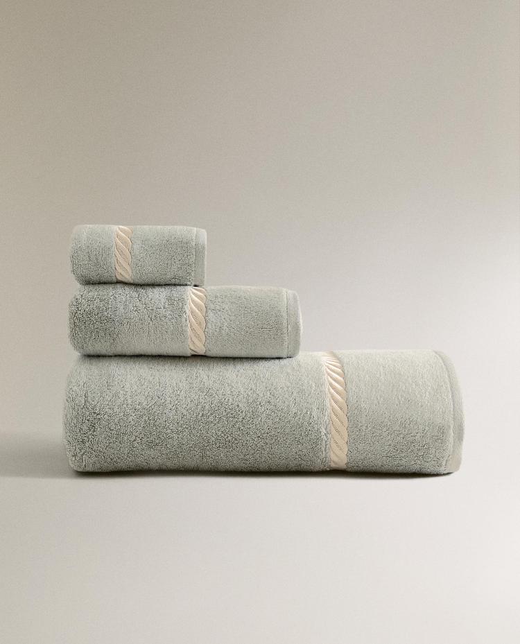 منشفة حمام بحبل مطرز