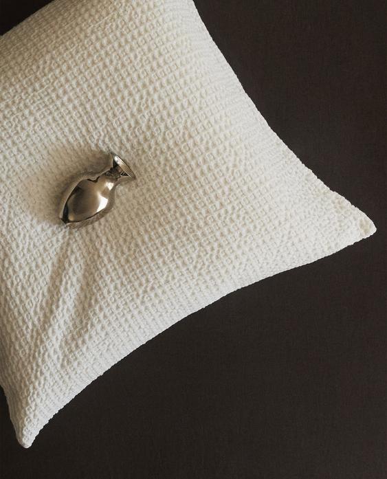 غلاف وسادة بحبكة الوافل غلاف وسادة بحبكة الوافل