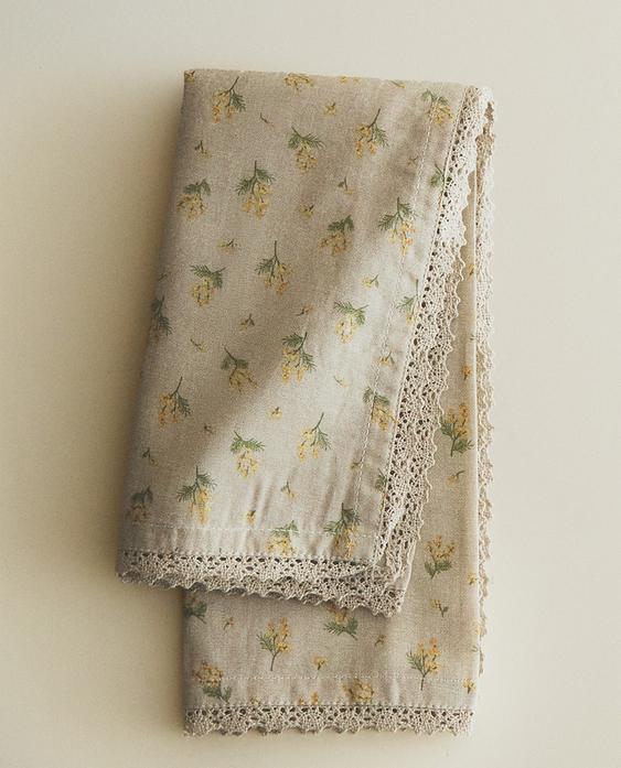 SERVIETTEN MIT WILDEN BLUMEN UND SPITZENKANTE (2ER-PACK) SERVIETTEN MIT WILDEN BLUMEN UND SPITZENKANTE (2ER-PACK)