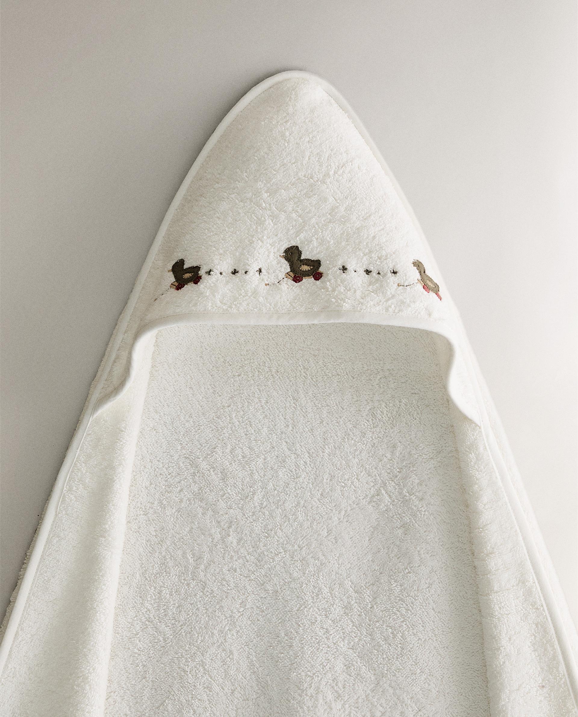 HOODED BABY TOWEL WITH DUCKLING APPLIQUÉS