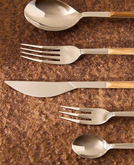 WOOD-EFFECT CUTLERY