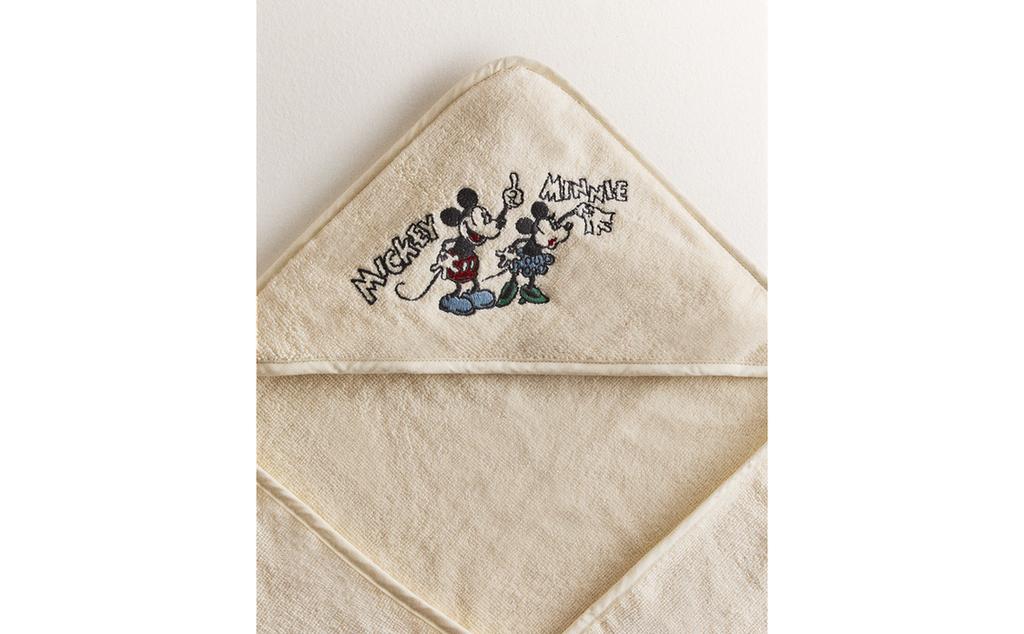 MICKEY & MINNIE ©DISNEY TERRYCLOTH HOODED BATH TOWEL MICKEY & MINNIE ©DISNEY TERRYCLOTH HOODED BATH TOWEL
