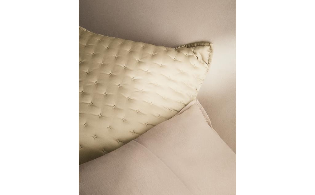 PLAIN QUILTED CUSHION COVER WITH KNOTS PLAIN QUILTED CUSHION COVER WITH KNOTS