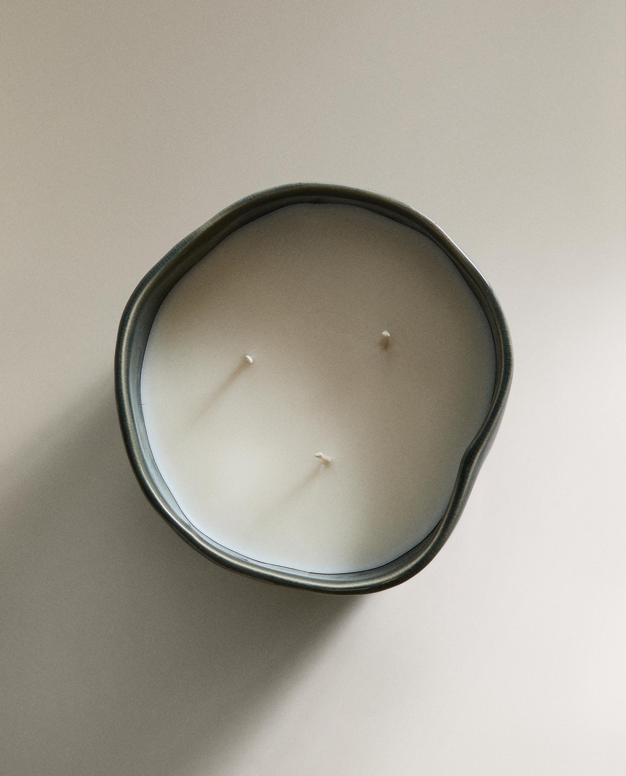 (150 G) VIBRANT ROSE SCENTED CANDLE product thumbnail 8