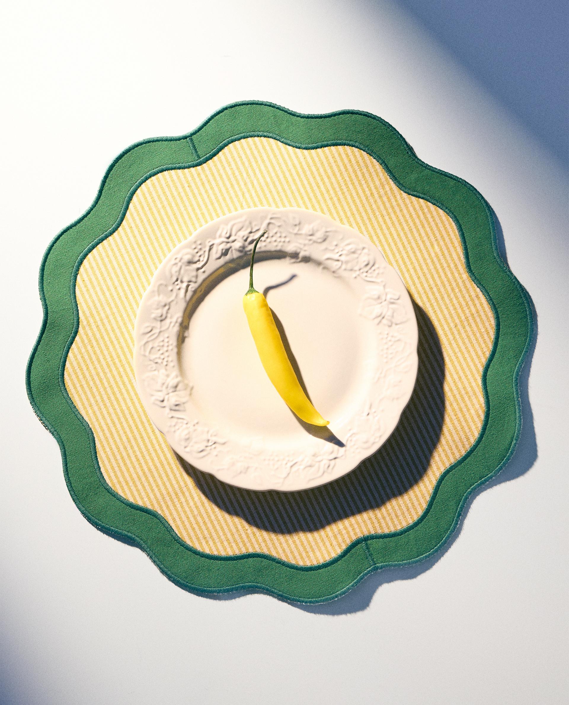 STRIPED PLACEMAT WITH SCALLOPED EDGE product thumbnail 9