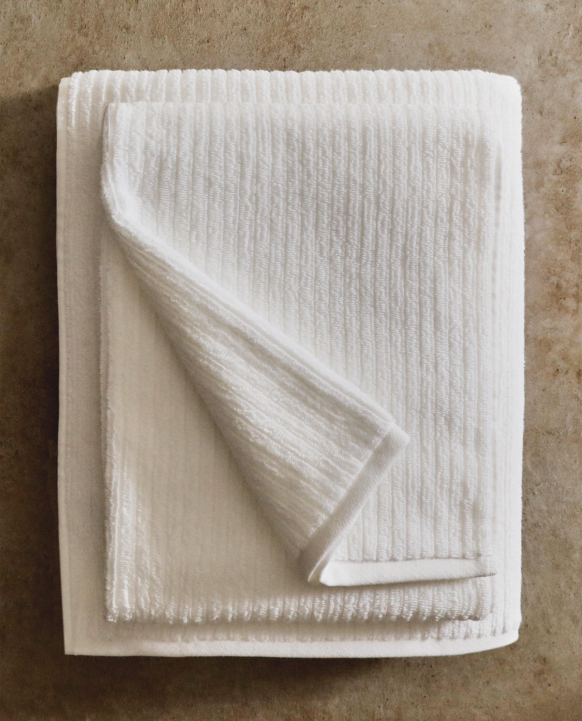 ザラホーム   バスローブと90×150のラインストーン付きバスタオルセット Bathroom towels | Zara Home United States of America | New