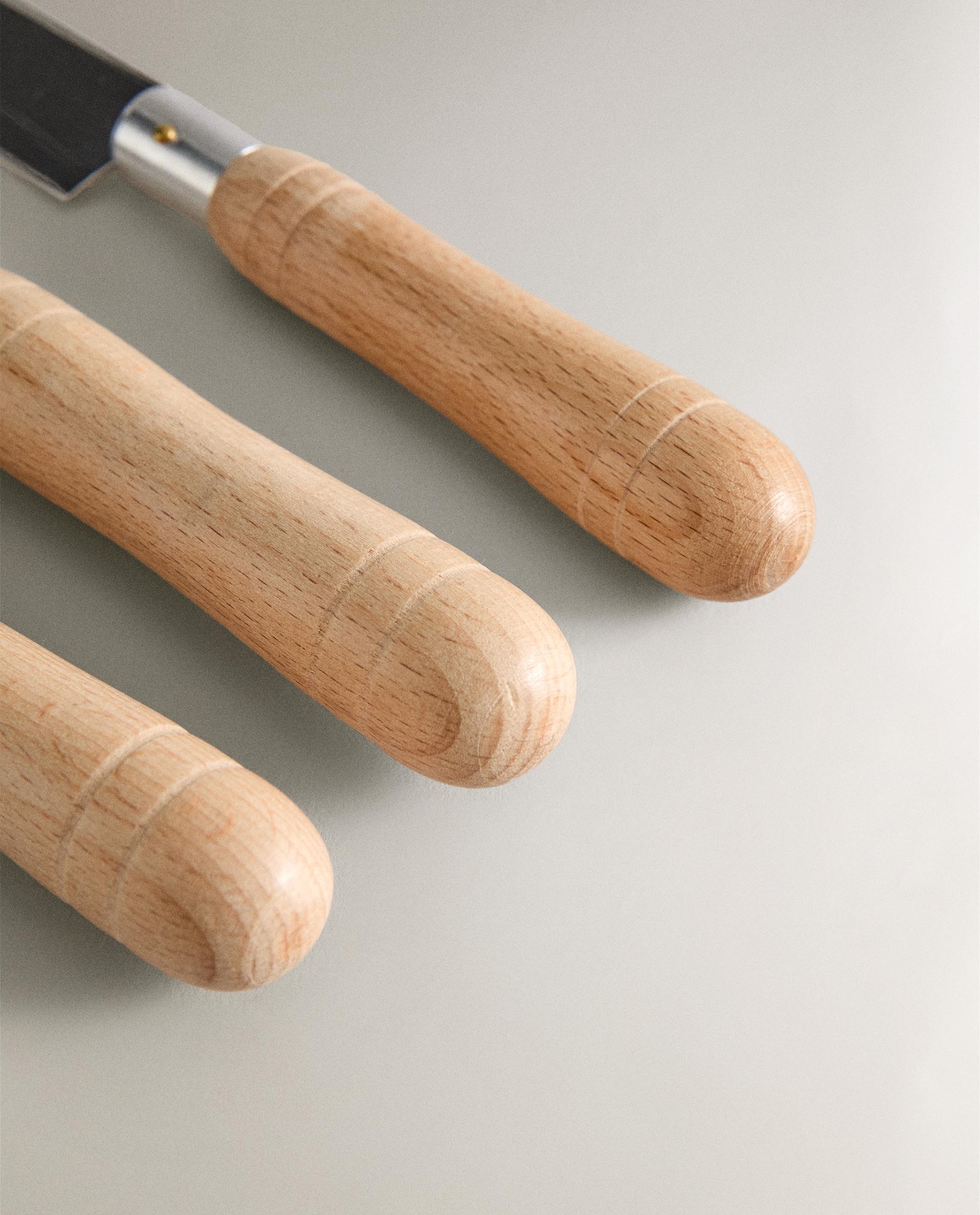 SET OF KNIVES WITH WOODEN HANDLES