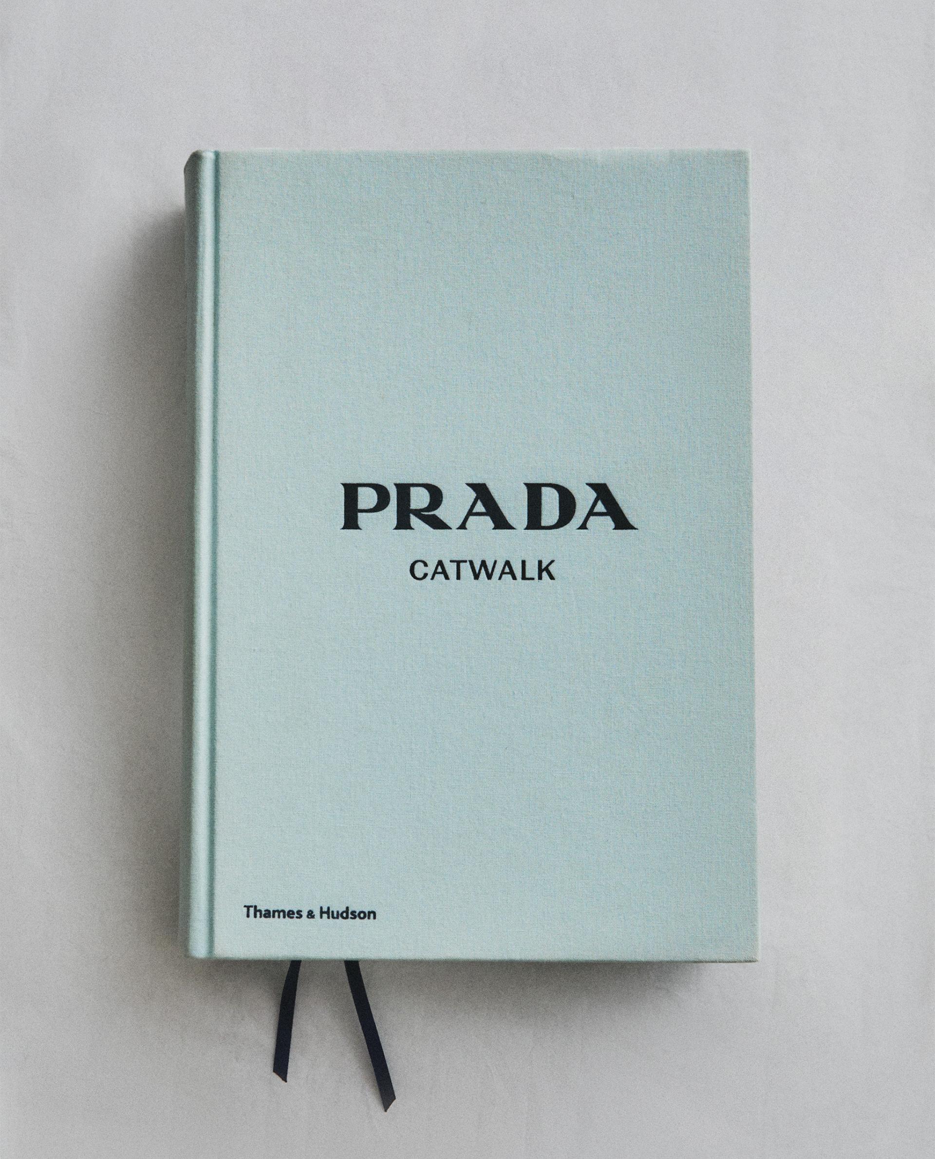 『PRADA Catwalk』洋書 英語版 Amazon.com: Prada Catwalk The Complete Collections /anglais