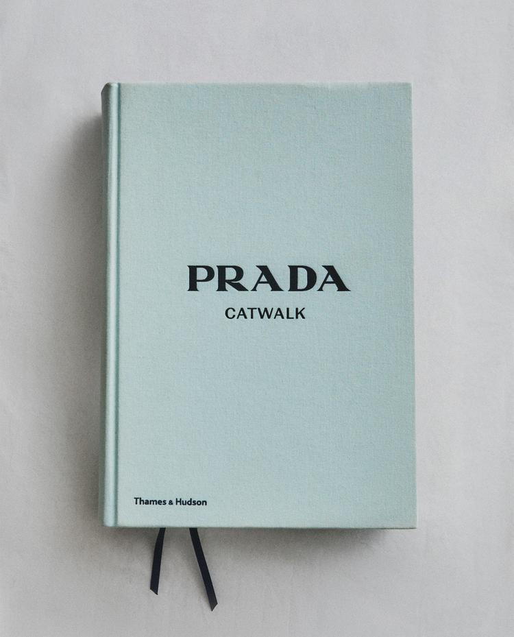КНИГА „CATWALK PRADA“ (АНГЛИЙСКИ)