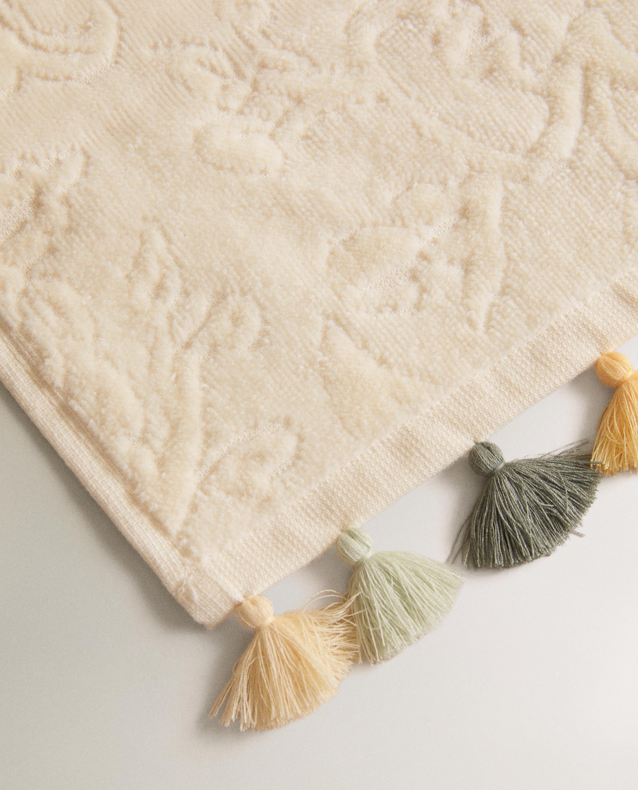 JACQUARD POMPOM BATH TOWEL product thumbnail 5