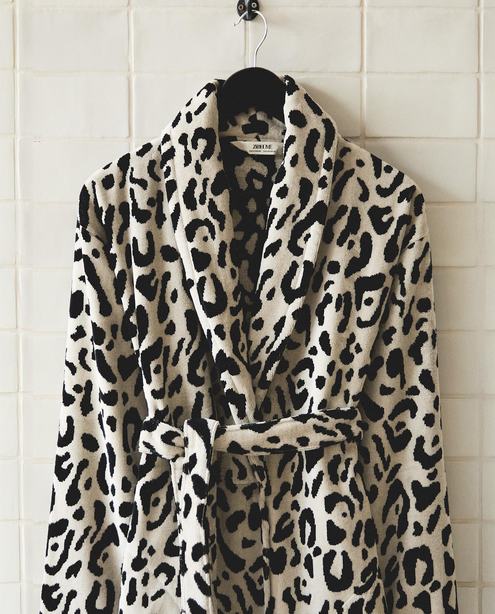 HAYVAN DESENLİ VELUR BORNOZ HAYVAN DESENLİ VELUR BORNOZ