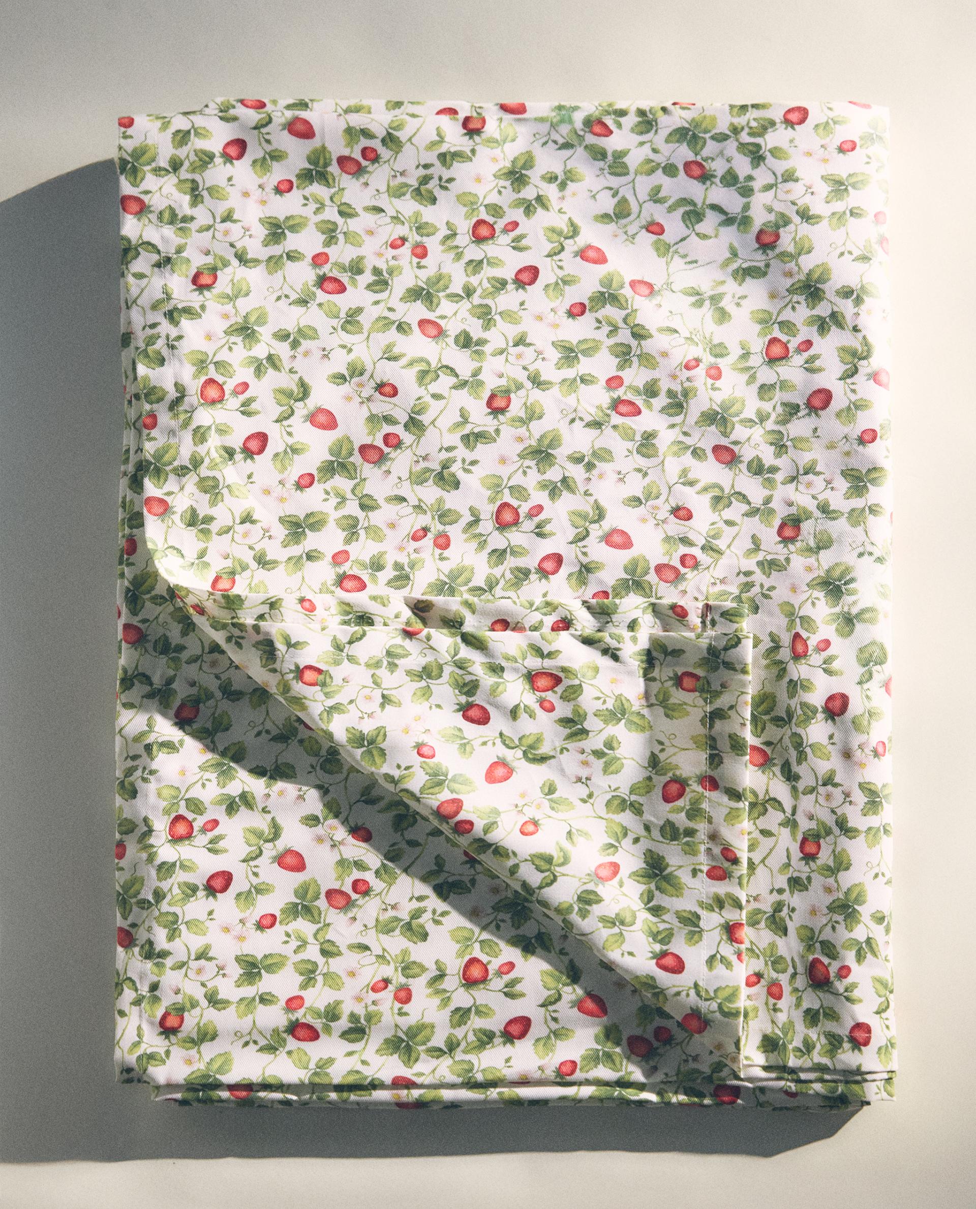 RESIN-COATED STRAWBERRY COTTON TABLECLOTH product thumbnail 11