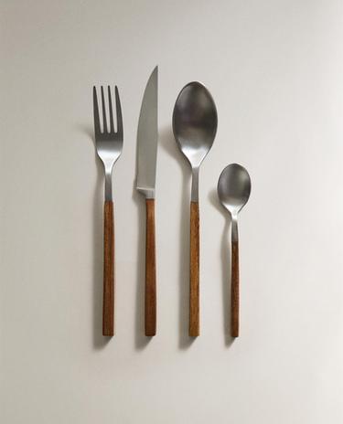4-DELIGE BESTEKSET MET HOUTEN HEFT
