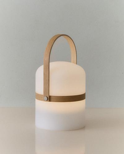 مصباح أرضي دون أسلاك بمقبض