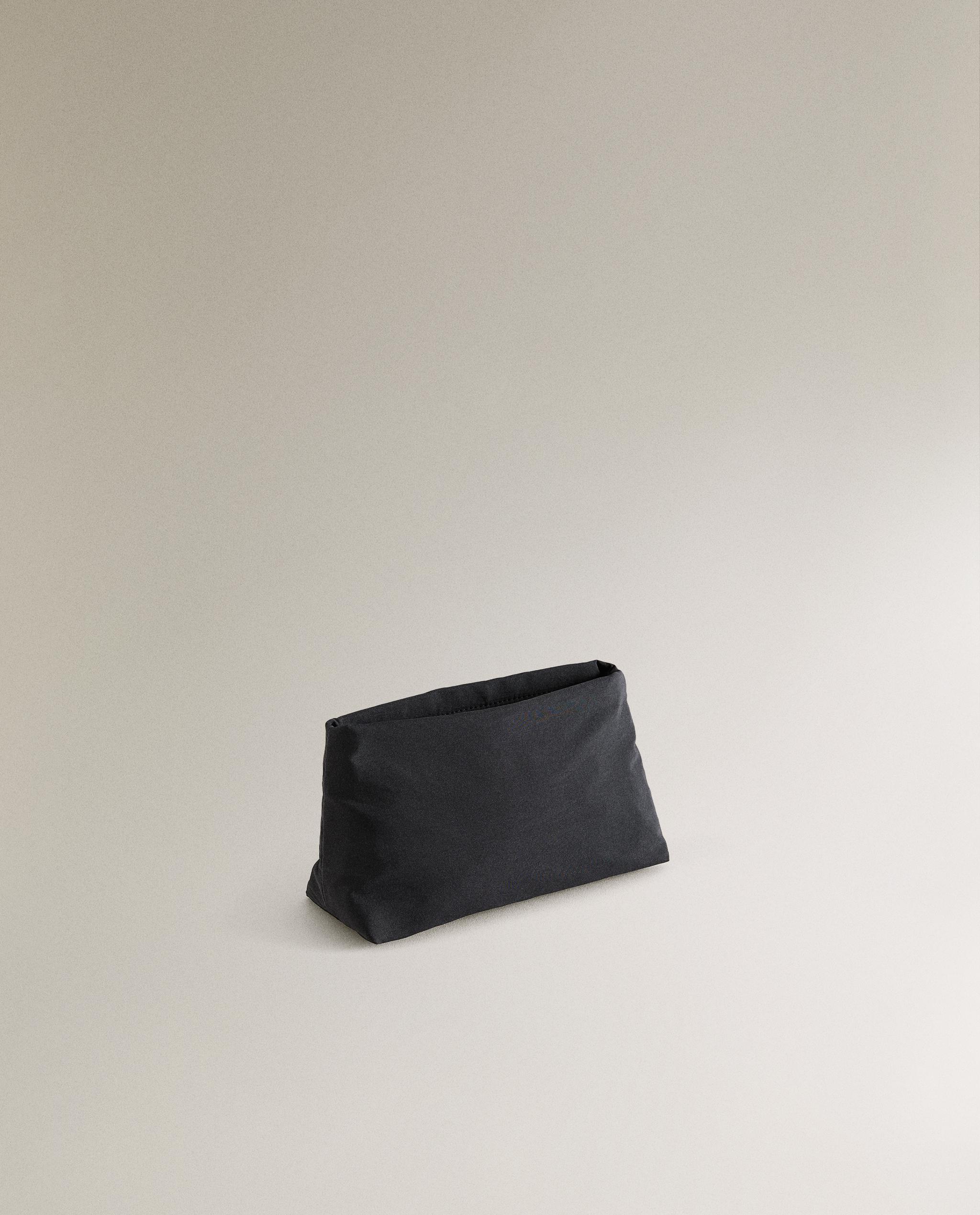 MEDIUM TECHNICAL FABRIC WASH BAG product thumbnail 2