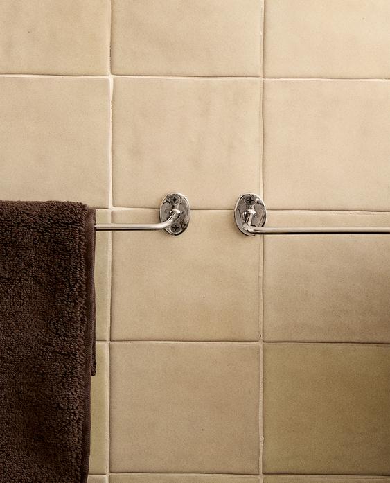 SILVER METAL TOWEL RACK