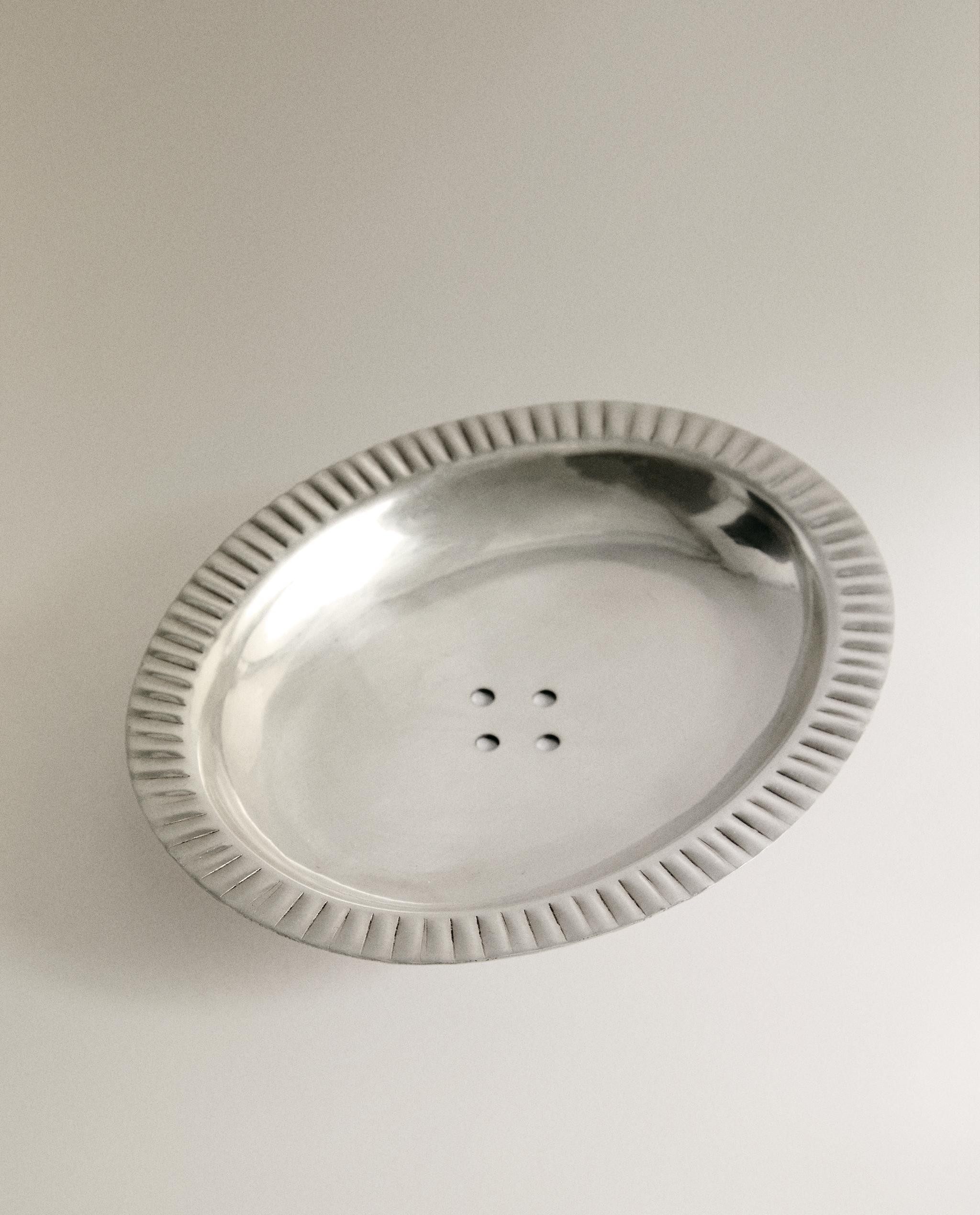 SCALLOPED METAL BATHROOM SOAP DISH product thumbnail 4