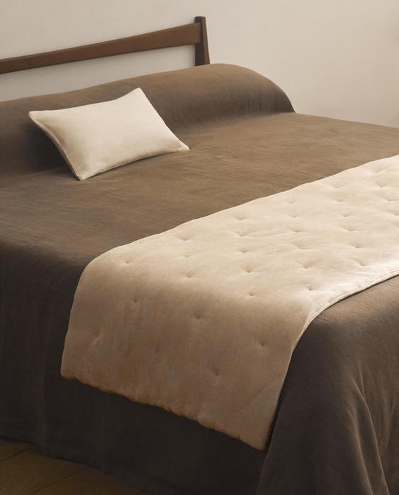 PLEATED FOOT OF THE BED QUILTED BEDSPREAD