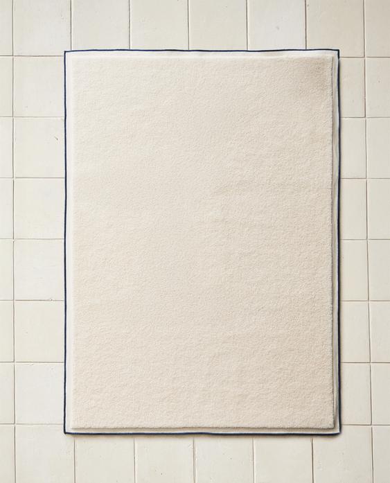 TOWEL WITH COLOURED TOPSTITCHING