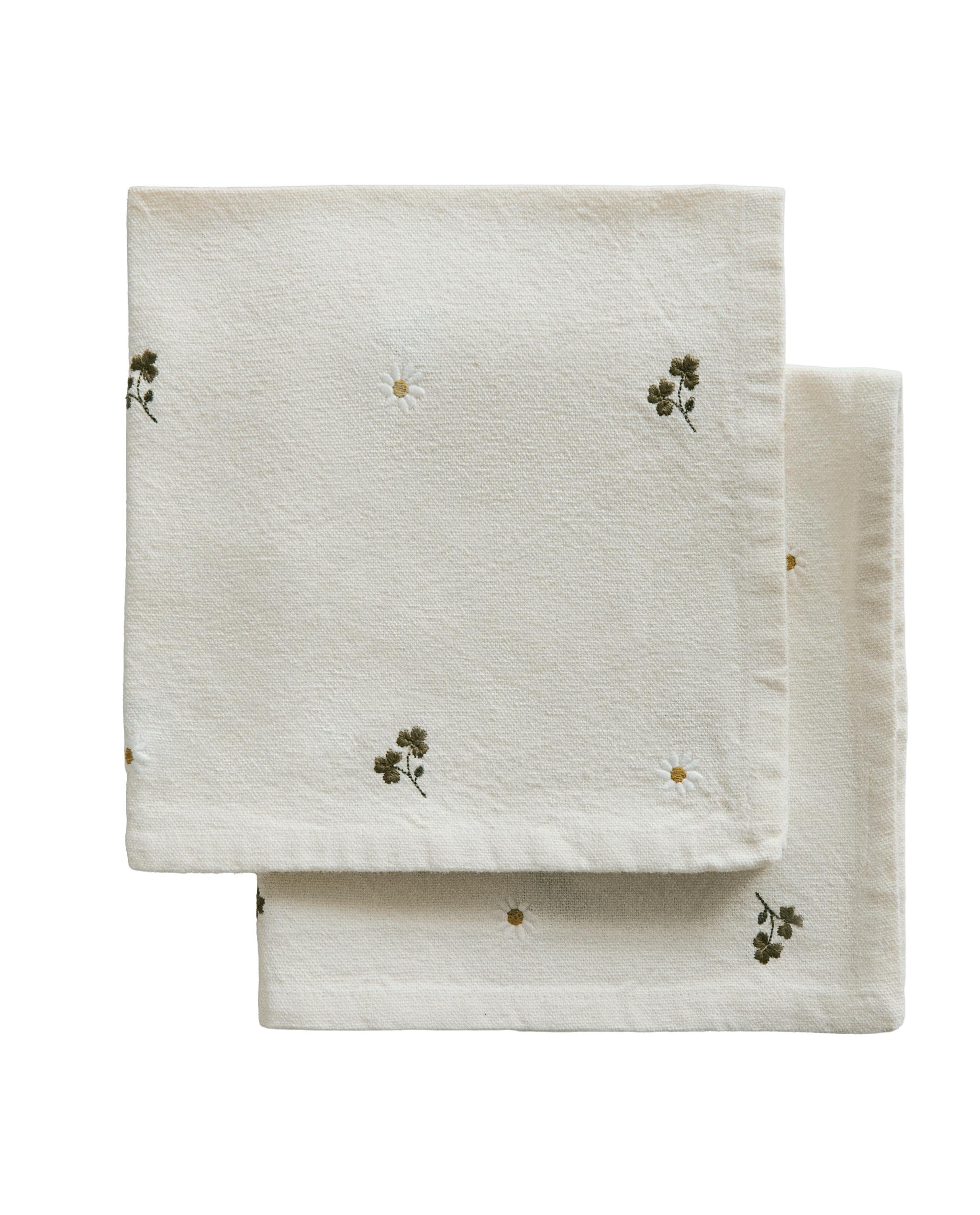 PACK OF EMBROIDERED CLOVER AND DAISY NAPKINS (PACK OF 2) product thumbnail 2