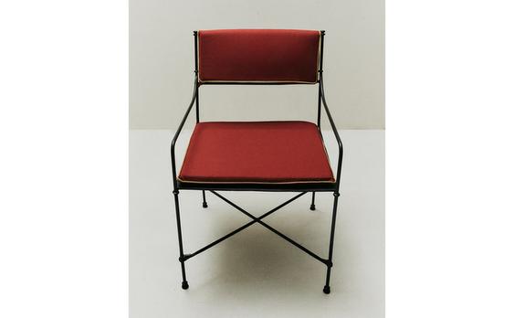 FÅTÖLJ I SMIDD METALL OCH KUDDAR
