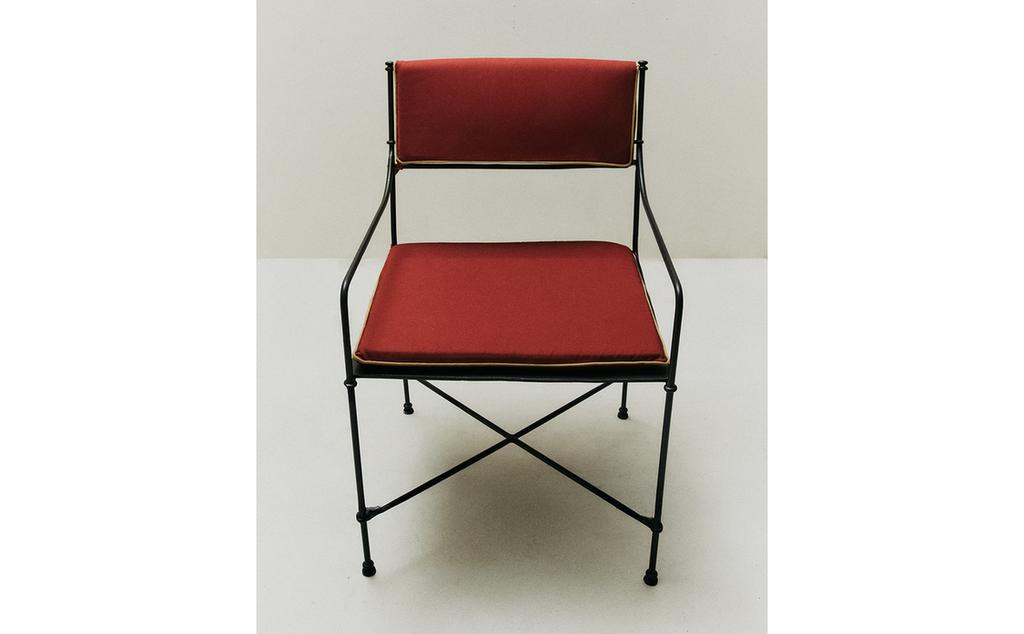 GESMEDE METALEN FAUTEUIL EN KUSSENS
