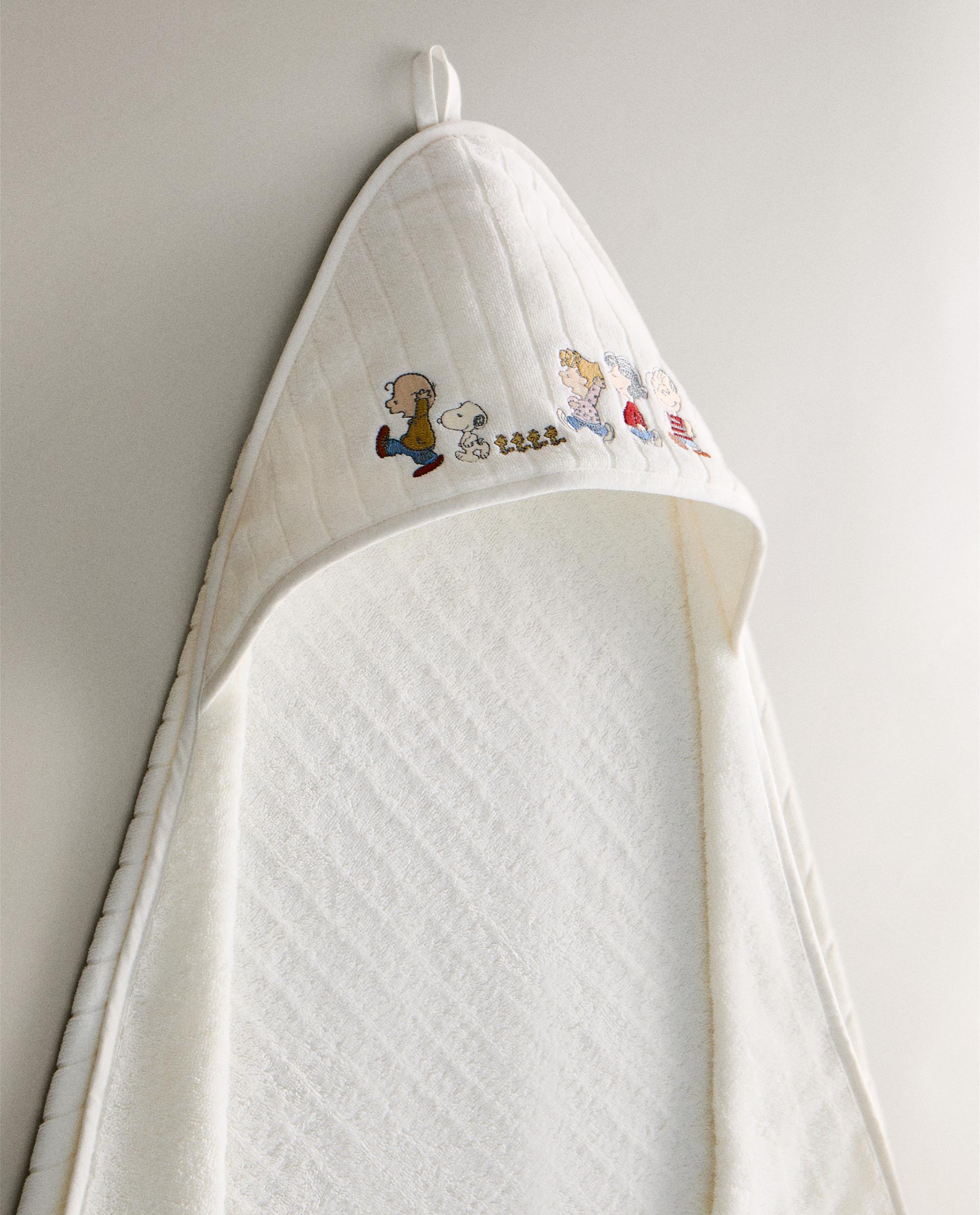 CHILDREN'S PEANUTS™ HOODED TOWEL