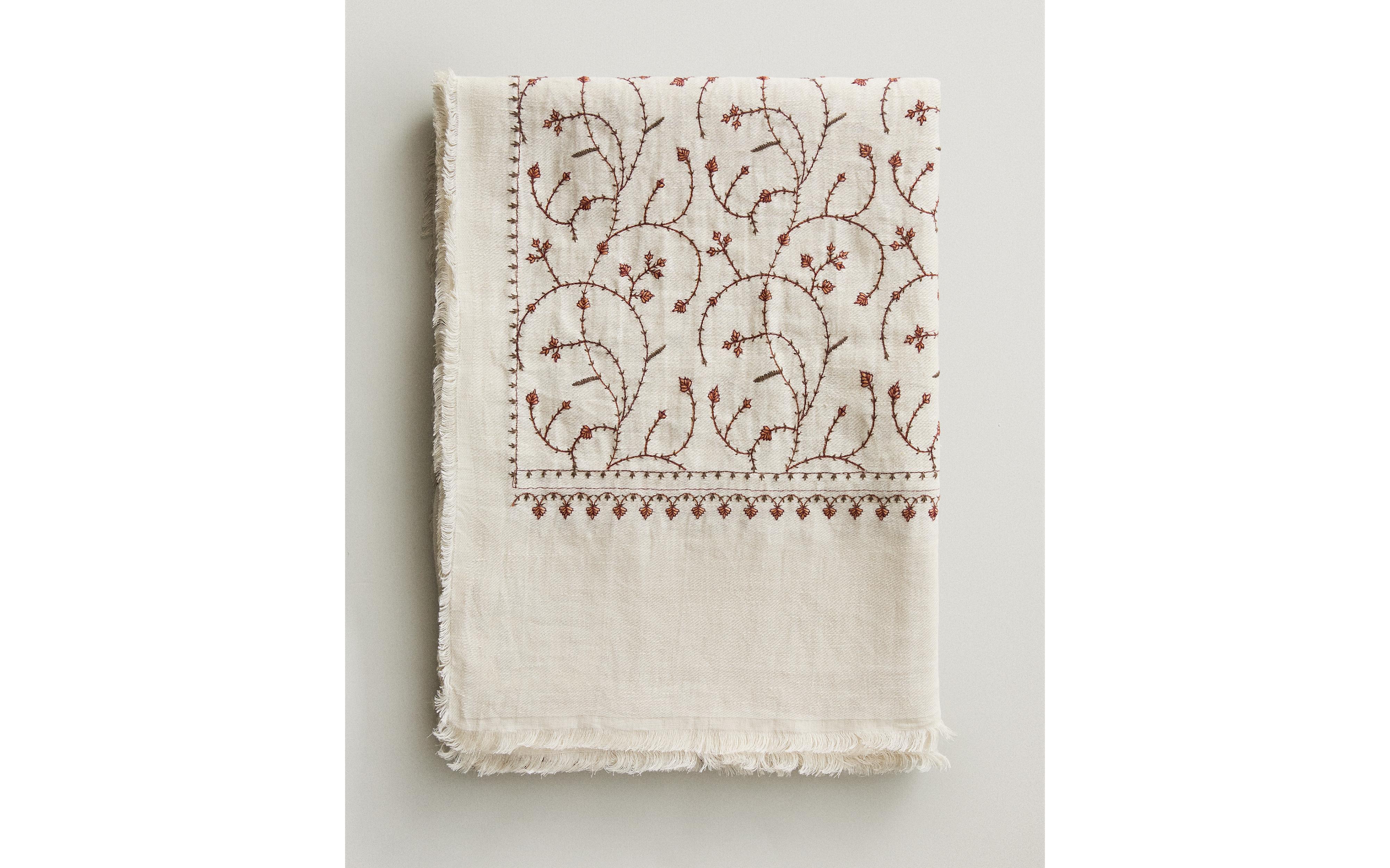 EMBROIDERED LINEN THROW product thumbnail 9