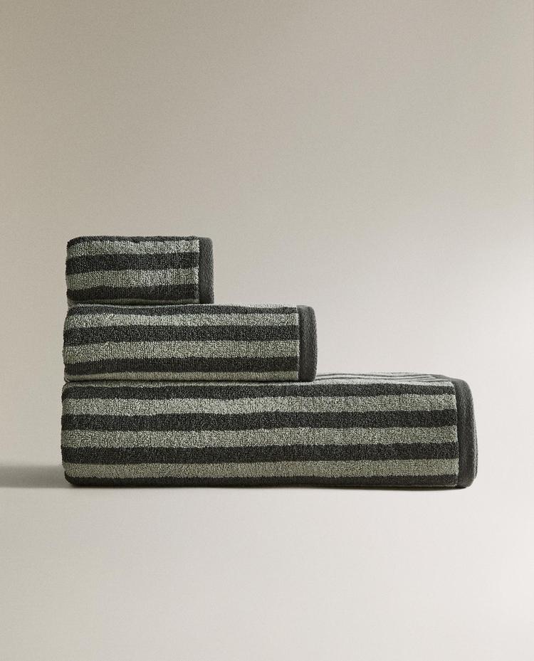 БАННИЙ РУШНИК ІЗ КОЛЬОРОВИМИ СМУГАМИ