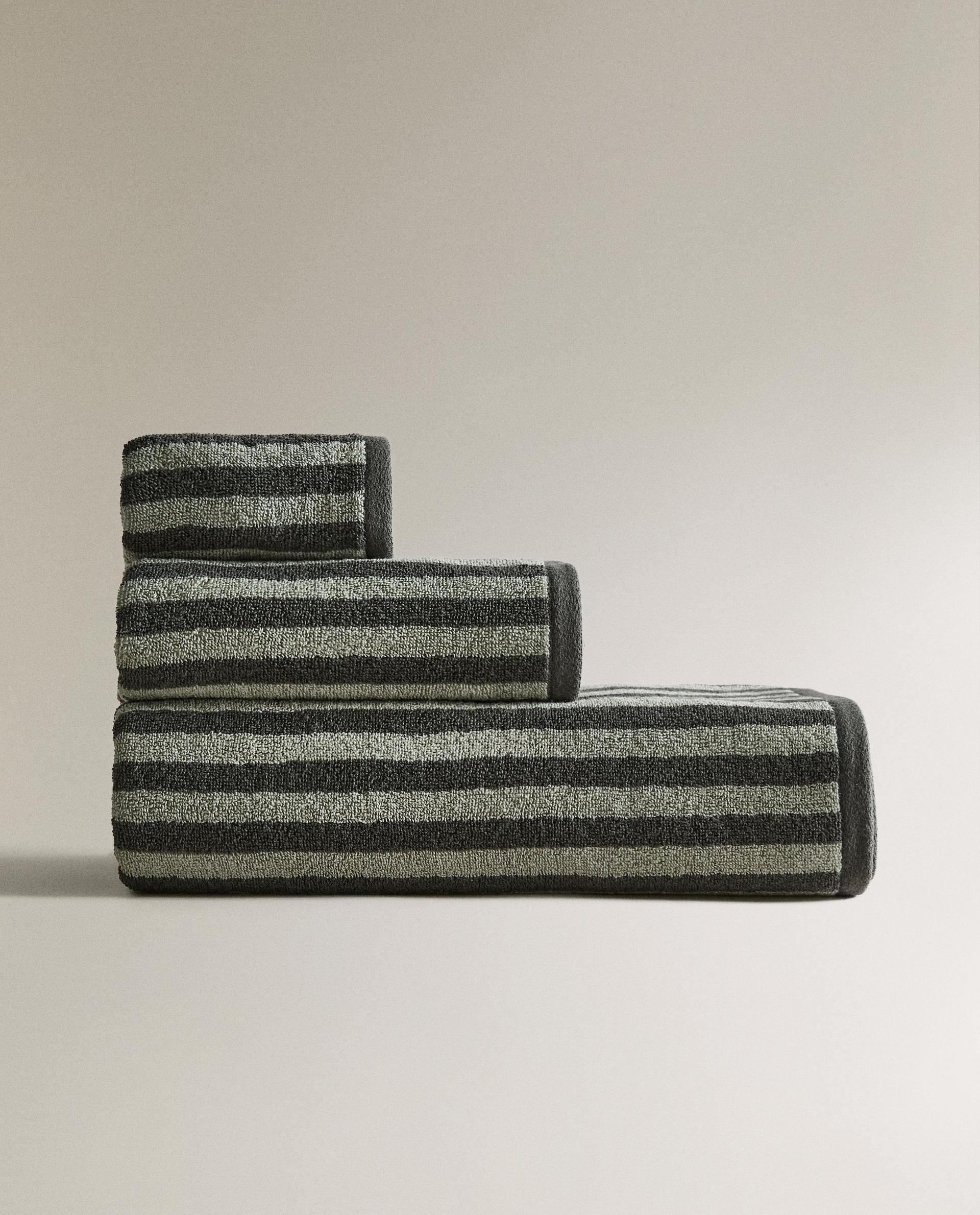 BATH TOWEL WITH COLOURED STRIPES BATH TOWEL WITH COLOURED STRIPES