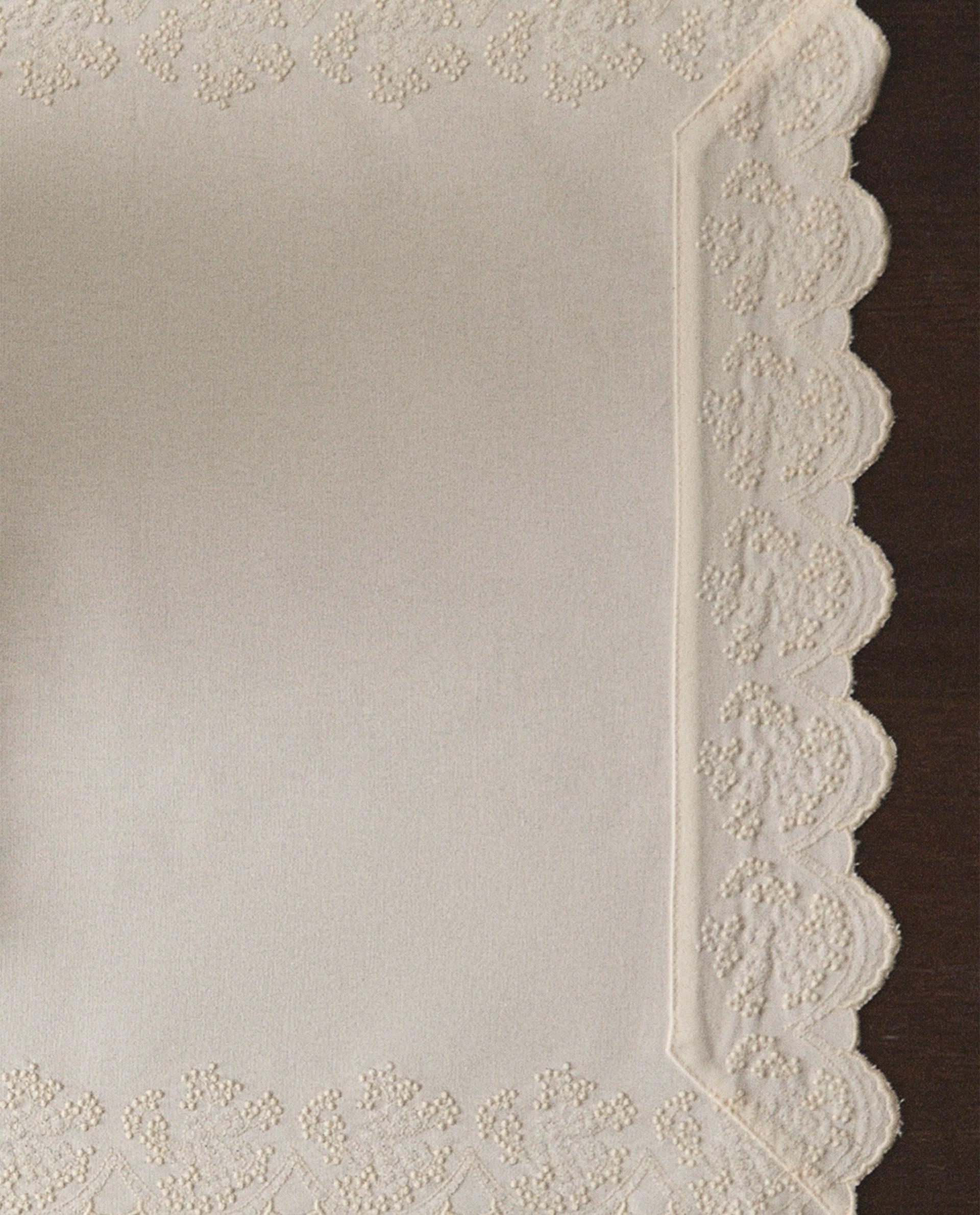 TABLE RUNNER WITH EMBROIDERED BLONDE LACE