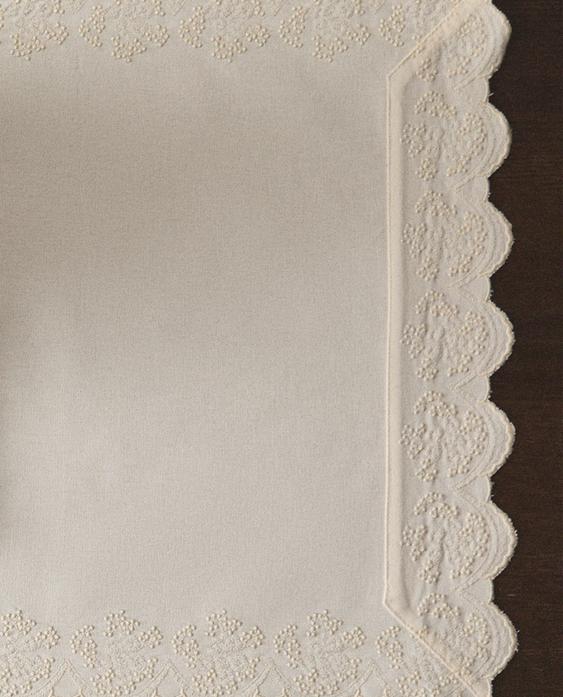 EMBROIDERED BLONDE LACE TABLE RUNNER EMBROIDERED BLONDE LACE TABLE RUNNER